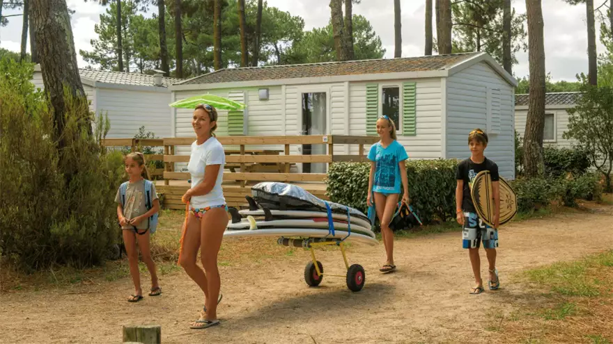 Départ pour activité surf en famille