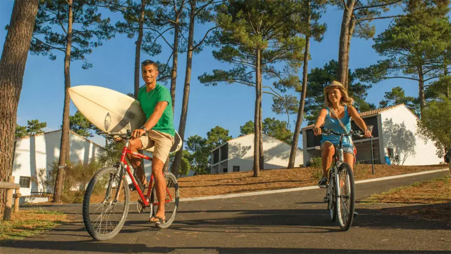 Départ en vélos pour aller surfer