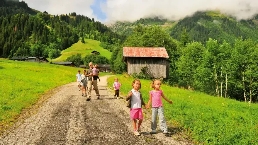 Club enfant promenade avec animateurs