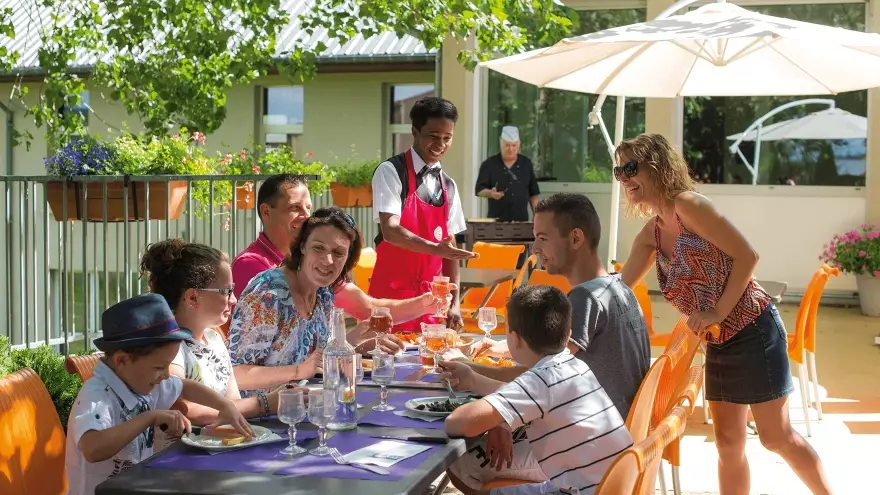 Restauration extérieure en famille