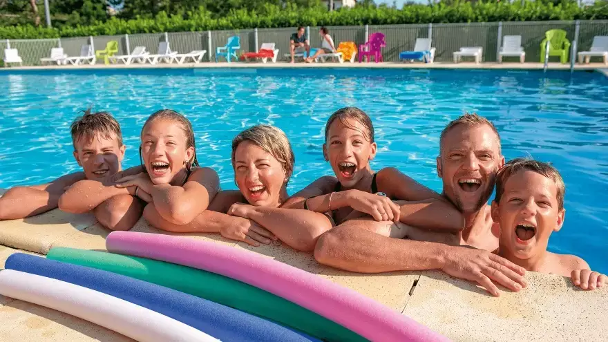 Piscine détente en famille nombreuse