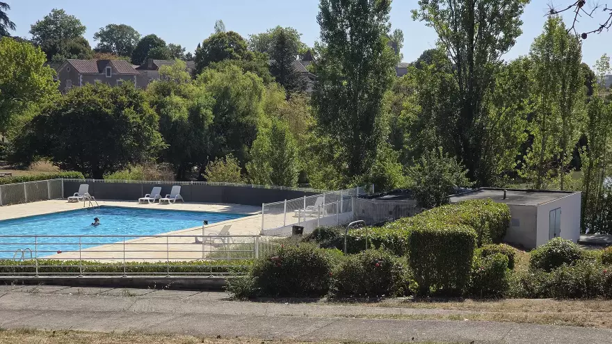 Piscine d'été en famille