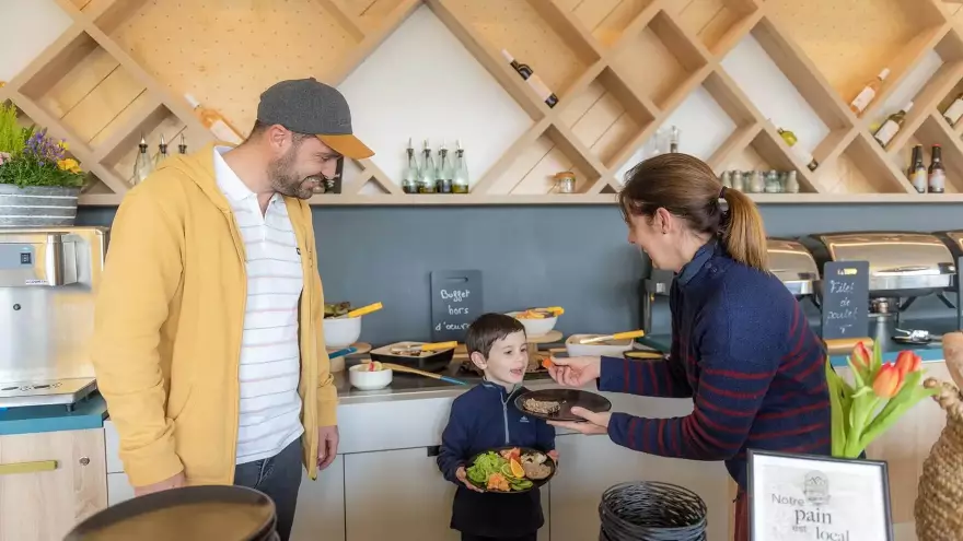Famille en vacances dété à la montagne