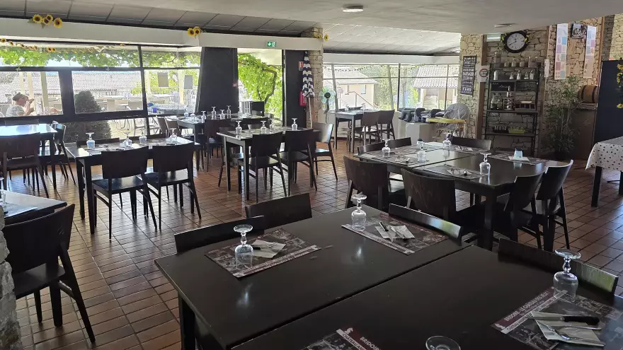 Famille en vacances d'été restaurant