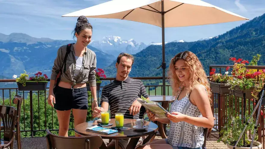 Terrasse petit déjeuner VTF Les Carlines