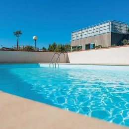 Piscine d'été famille en vacances