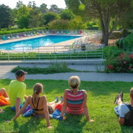 Piscine d'été en famille