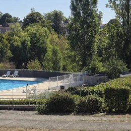 Piscine d'été en famille