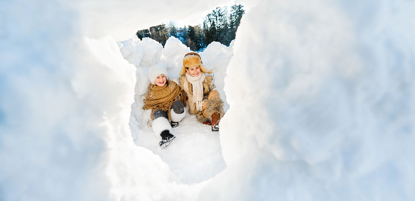 enfants dans la neige en vacances d'hiver