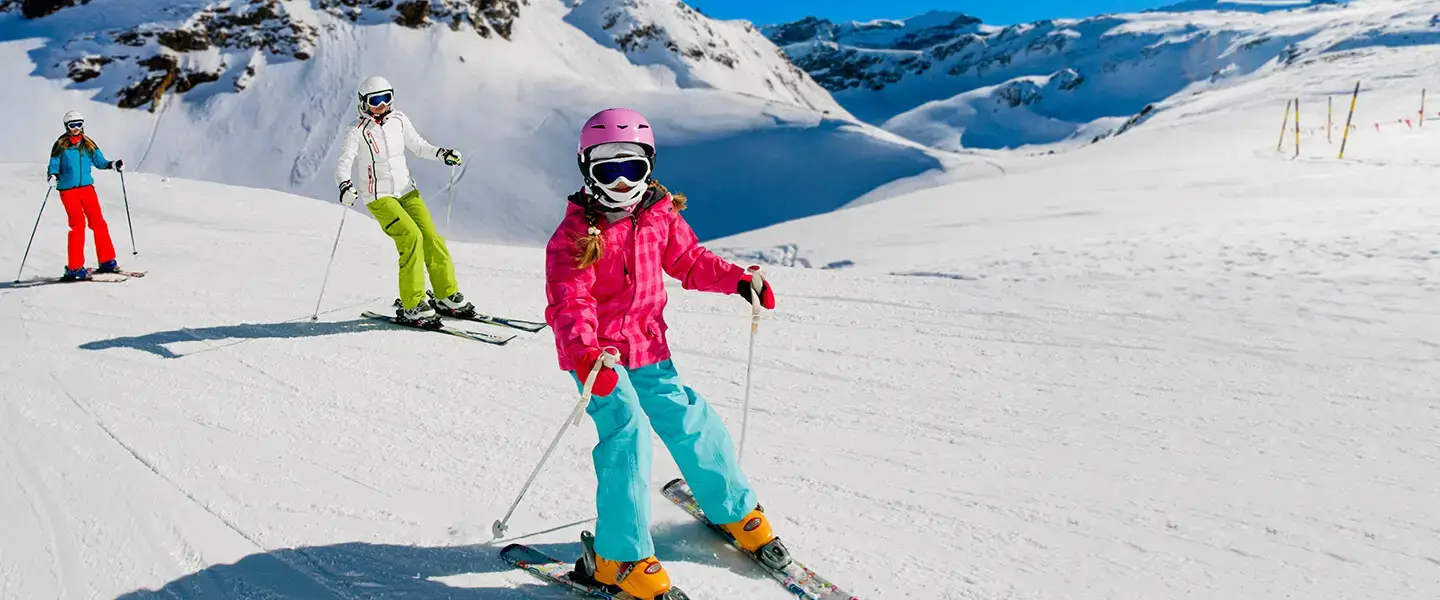 Descente en ski à la neige